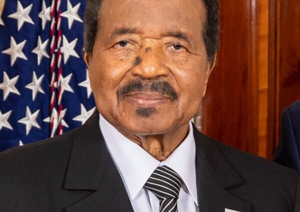 🇨🇲 Paul Biya Président de la République du Cameroun est arrivé ce lundi à Yaoundé, sous les yeux de milliers de Camerounais sortis, massés le long des routes.