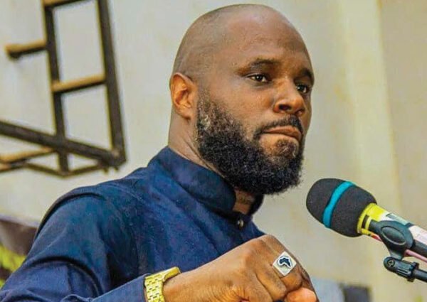 Kémi Seba arrêté en France : Les tensions entre l’activiste panafricaniste et l’État français montent d’un cran
