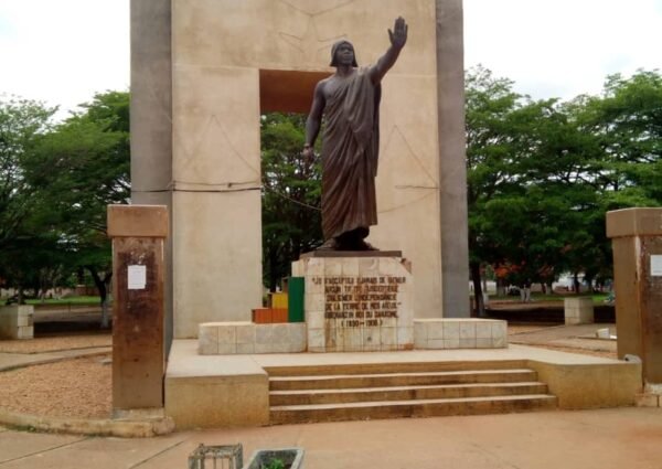 Entre Mémoire Honorable et Oubli Inattendu : L’ONG Racines Africa Rappelle l’Importance de la Place de Béhanzin .