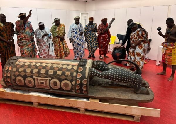 Restitution des biens culturels africains : bientôt la fin de l’exil pour le « tambour parleur » ivoirien ?