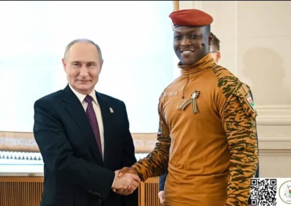 🔴🇷🇺🇧🇫 Rencontre historique à Moscou : Poutine accueille le capitaine Ibrahim Traoré.